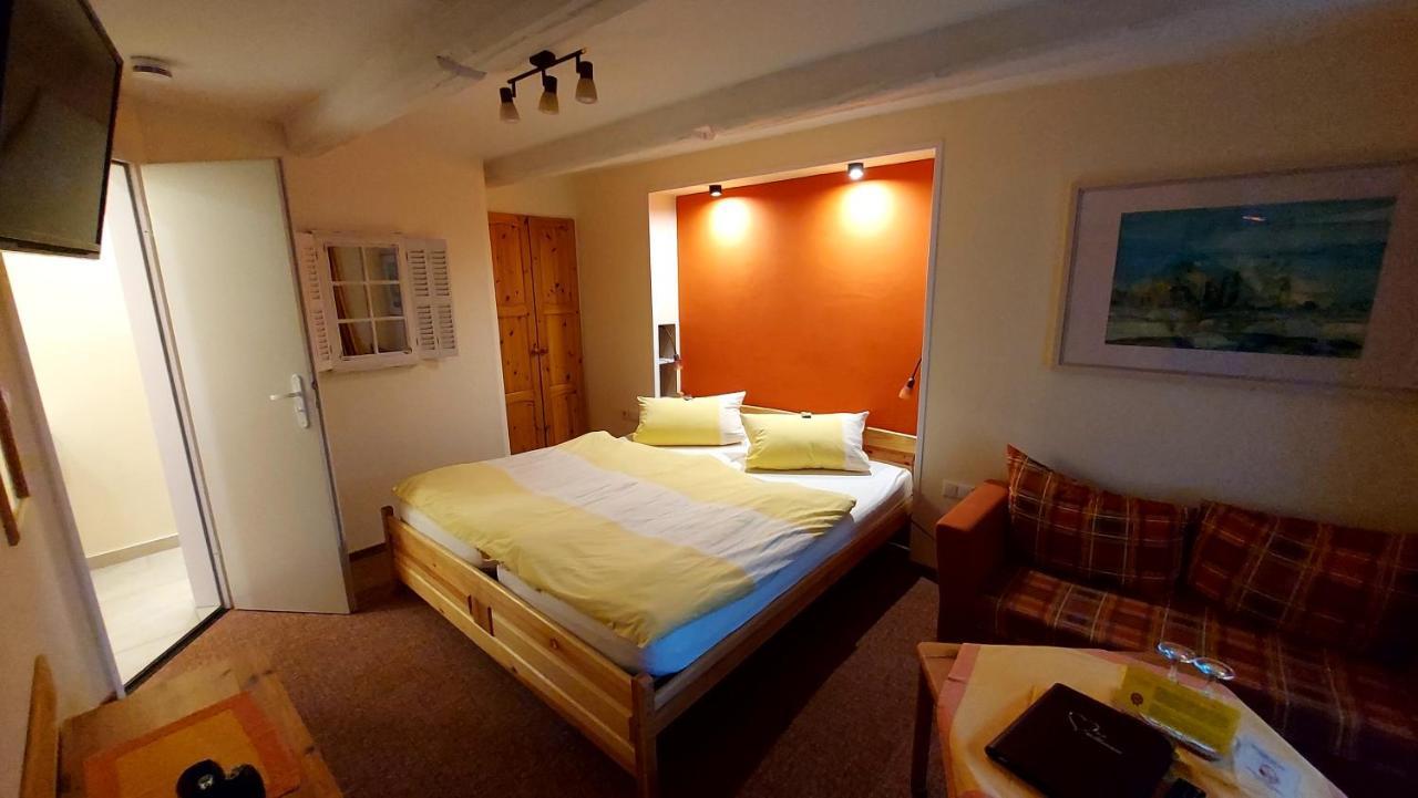 Hotel Garni & Oma'S Heuhotel 'Pension Zur Galerie' Barby エクステリア 写真