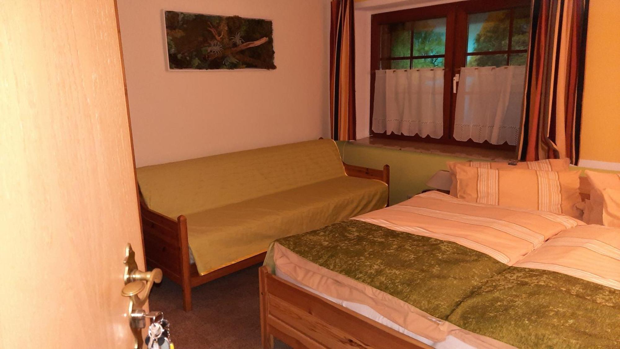 Hotel Garni & Oma'S Heuhotel 'Pension Zur Galerie' Barby エクステリア 写真