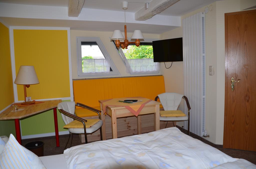 Hotel Garni & Oma'S Heuhotel 'Pension Zur Galerie' Barby エクステリア 写真